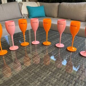 *NEW* Veuve Clicquot Set of 8 Flutes ( 4 pink and 4 orange)